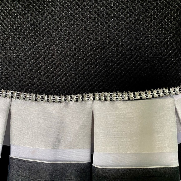 Sleeveless Black and White Party Dress. Girls size 6 - Picture 4 of 4